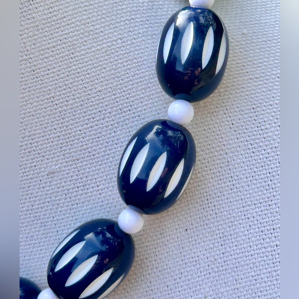 Vintage Trifari Chunky Blue & White Etched Oval Beaded Choker Necklace 17”-20” - Picture 3 of 8